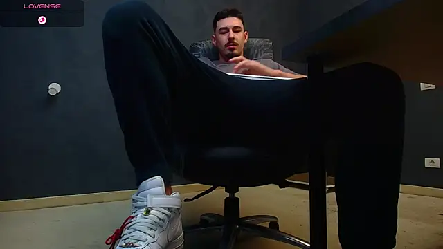 EnzoRace online show from October 17, 2025, 5:21 am