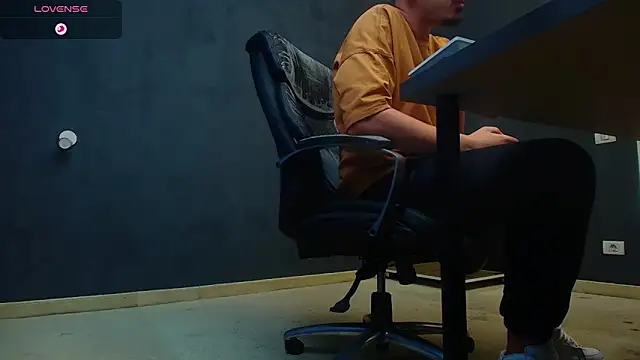 EnzoRace online show from October 21, 2025, 4:35 am