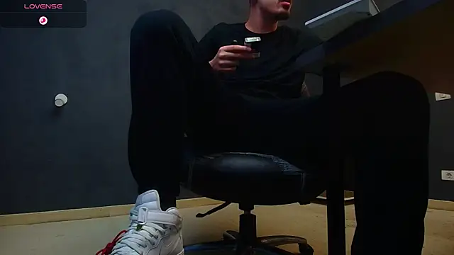 EnzoRace online show from October 22, 2025, 4:46 am