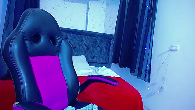 mia  thomson  online show from November 15, 2025, 12:02 pm