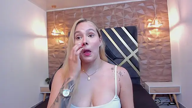 Emmaa white  online show from December 17, 2025, 6:03 pm