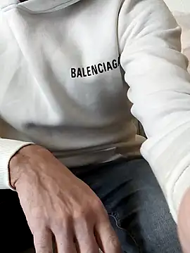 hotmen83 online show from January 18, 2026, 12:53 pm