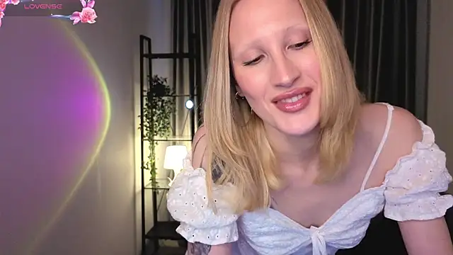 BiancaHelo online show from October 18, 2025, 2:40 pm