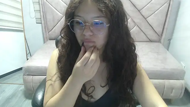 Velvet Moon V online show from March 3, 2026, 7:42 pm