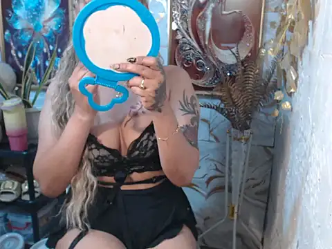 Snapshot of tshot_izzy_88 chatting on October 5, 2025, 5:39 am tshot izzy 88 online show from October 5, 2025, 5:39 am