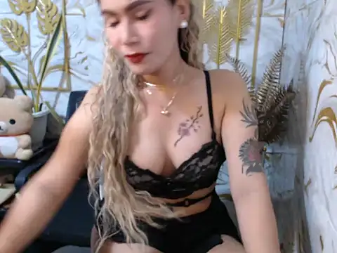 Snapshot of tshot_izzy_88 chatting on December 14, 2025, 10:09 am tshot izzy 88 online show from December 14, 2025, 10:09 am