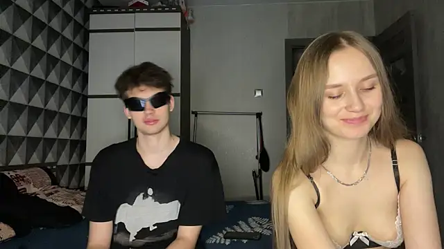 merycouple online show from April 3, 2026, 8:51 pm