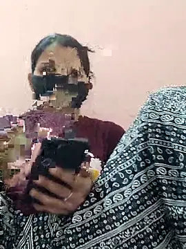 poojam93 online show from December 17, 2025, 4:35 pm