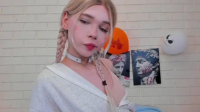 Blondy Fina online show from November 13, 2025, 4:44 am