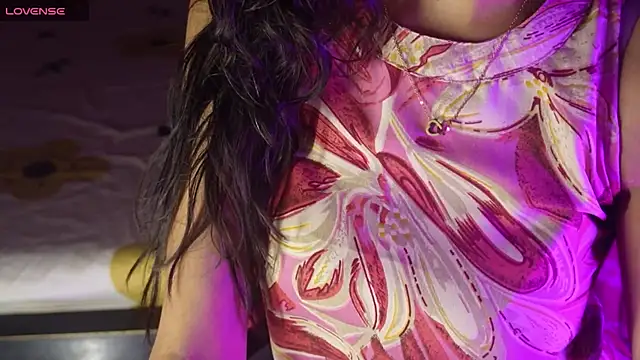 Snapshot of NidhiChandra chatting on October 18, 2025, 11:33 am NidhiChandra online show from October 18, 2025, 11:33 am