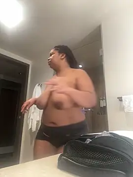 Snapshot of Thiccmamaa chatting on March 1, 2026, 7:05 pm Thiccmamaa online show from March 1, 2026, 7:05 pm