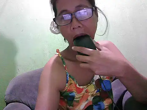 Snapshot of HotLadyPinay32 chatting on April 4, 2026, 7:55 pm HotLadyPinay32 online show from April 4, 2026, 7:55 pm