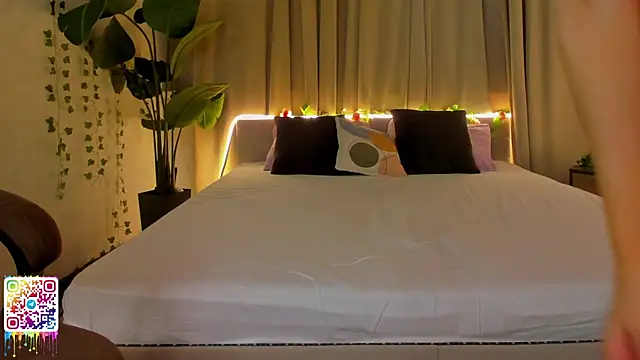 FlirtyAura online show from April 14, 2026, 11:49 am