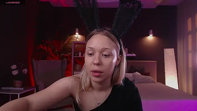 Snapshot of Pooja_Hegde chatting on September 26, 2025, 1:09 am Pooja Hegde online show from September 26, 2025, 1:09 am