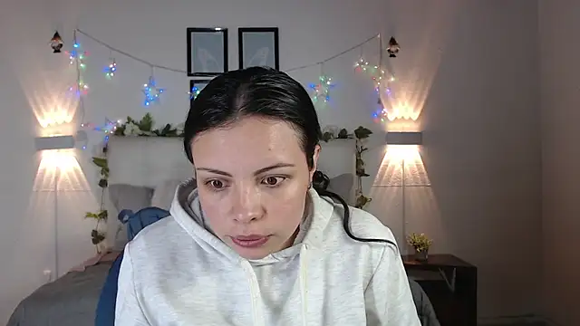 Megan 05  online show from April 7, 2026, 2:06 pm