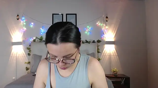 Snapshot of Megan_05_ chatting on April 18, 2026, 7:58 pm Megan 05 online show from April 18, 2026, 7:58 pm