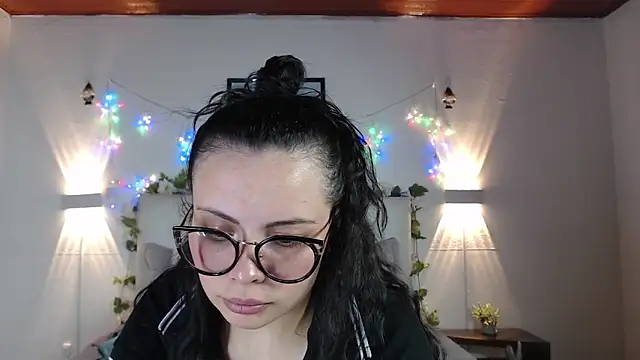 Snapshot of Megan_05_ chatting on May 6, 2026, 6:57 pm Megan 05 online show from May 6, 2026, 6:57 pm