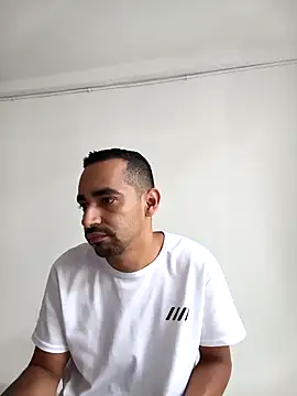 stivenlujan69 online show from April 15, 2026, 8:31 pm