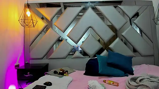 Lorenn Hill online show from October 12, 2025, 1:43 pm