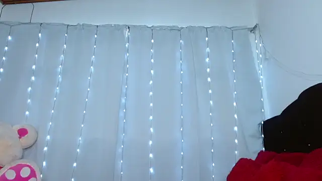 Charlothe Wright online show from April 17, 2026, 6:44 pm