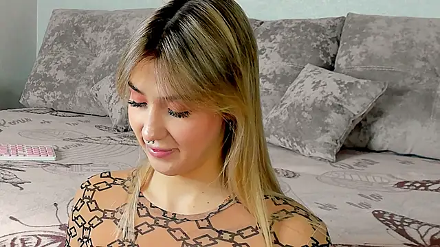 Snapshot of Bella_svon chatting on November 16, 2025, 9:26 am Bella svon online show from November 16, 2025, 9:26 am