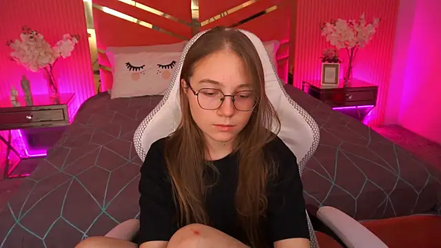 ArrinaWairr online show from October 3, 2025, 7:49 am