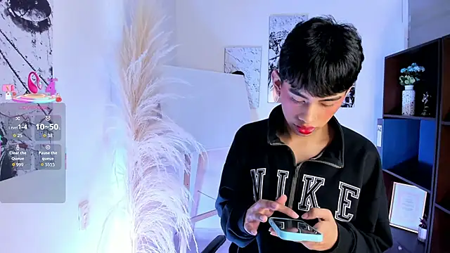 Jim twink online show from November 25, 2025, 7:47 pm