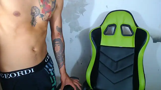 Snapshot of sensualduo chatting on March 6, 2025, 7:03 am sensualduo online show from March 6, 2025, 7:03 am