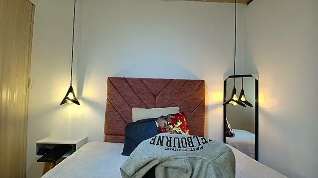 Hanna Lee   online show from February 24, 2026, 8:07 pm