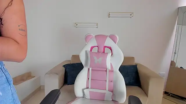 april smiith online show from September 19, 2025, 12:28 pm