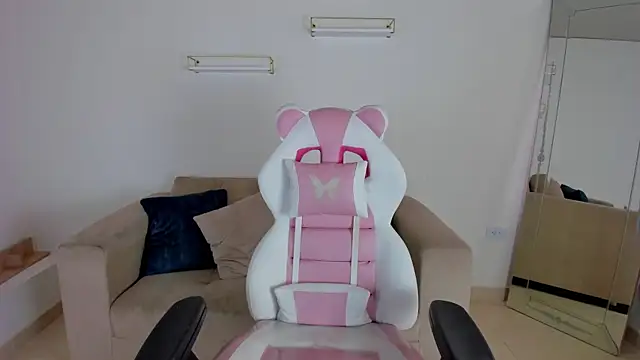 april smiith online show from September 27, 2025, 12:21 pm