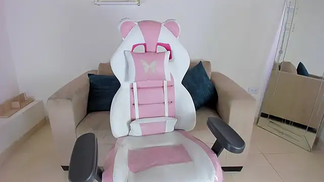 april smiith online show from October 18, 2025, 1:01 pm