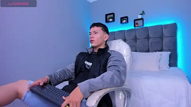 Snapshot of Thomas_moon chatting on January 16, 2026, 1:04 pm Thomas moon online show from January 16, 2026, 1:04 pm