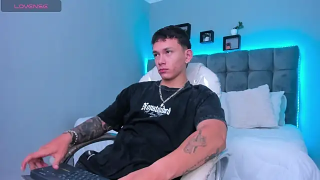 Snapshot of Thomas_moon chatting on February 1, 2026, 12:37 pm Thomas moon online show from February 1, 2026, 12:37 pm