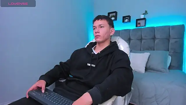 Snapshot of Thomas_moon chatting on February 4, 2026, 12:22 pm Thomas moon online show from February 4, 2026, 12:22 pm