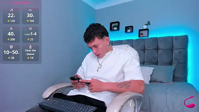 Snapshot of Thomas_moon chatting on February 5, 2026, 12:10 pm Thomas moon online show from February 5, 2026, 12:10 pm