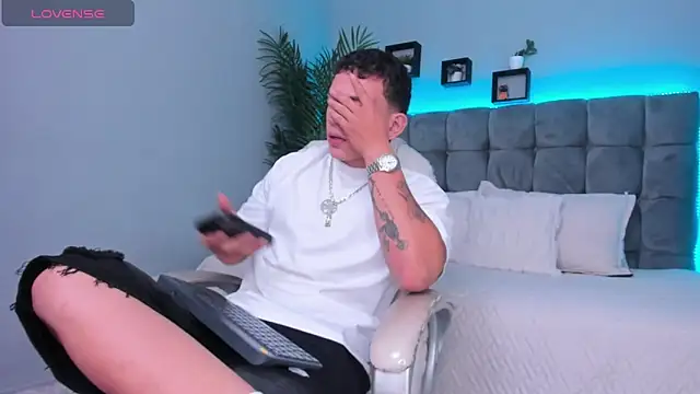 Snapshot of Thomas_moon chatting on February 11, 2026, 12:32 pm Thomas moon online show from February 11, 2026, 12:32 pm