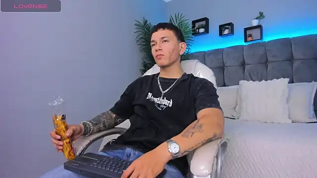 Snapshot of Thomas_moon chatting on February 12, 2026, 1:39 pm Thomas moon online show from February 12, 2026, 1:39 pm