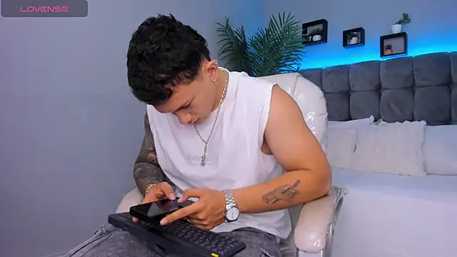 Snapshot of Thomas_moon chatting on February 14, 2026, 12:57 pm Thomas moon online show from February 14, 2026, 12:57 pm