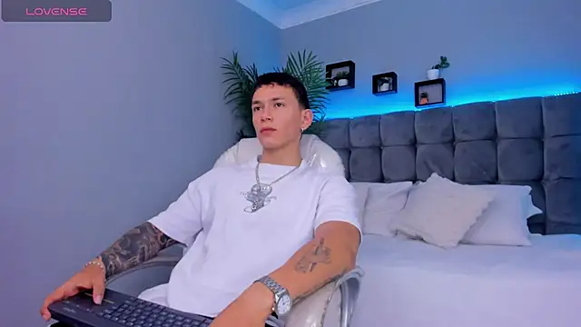 Snapshot of Thomas_moon chatting on February 15, 2026, 1:31 pm Thomas moon online show from February 15, 2026, 1:31 pm