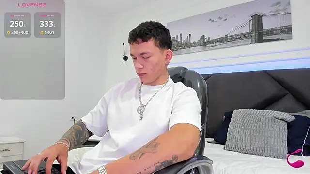 Snapshot of Thomas_moon chatting on February 19, 2026, 1:40 pm Thomas moon online show from February 19, 2026, 1:40 pm