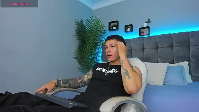 Snapshot of Thomas_moon chatting on February 28, 2026, 1:23 pm Thomas moon online show from February 28, 2026, 1:23 pm