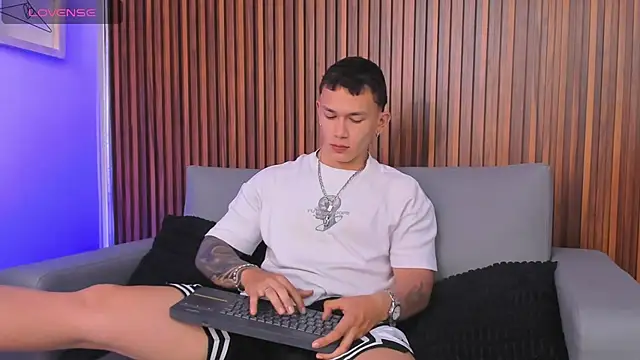 Snapshot of Thomas_moon chatting on March 1, 2026, 2:19 pm Thomas moon online show from March 1, 2026, 2:19 pm