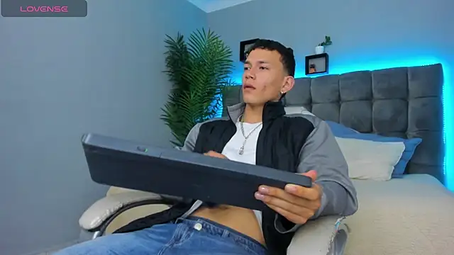 Snapshot of Thomas_moon chatting on March 2, 2026, 1:18 pm Thomas moon online show from March 2, 2026, 1:18 pm