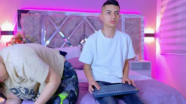 Snapshot of NickandAbby_ chatting on October 6, 2025, 12:13 pm NickandAbby online show from October 6, 2025, 12:13 pm