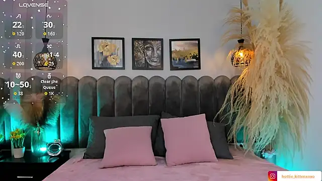 Snapshot of Viollet_xoxo chatting on October 1, 2025, 9:43 pm Viollet xoxo online show from October 1, 2025, 9:43 pm