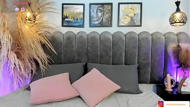 Snapshot of Viollet_xoxo chatting on October 14, 2025, 8:53 pm Viollet xoxo online show from October 14, 2025, 8:53 pm