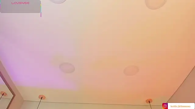 Snapshot of Viollet_xoxo chatting on October 17, 2025, 8:22 pm Viollet xoxo online show from October 17, 2025, 8:22 pm