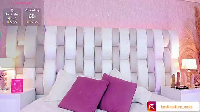 Viollet xoxo online show from February 7, 2026, 7:06 pm