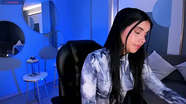 MiaLaurence online show from November 2, 2025, 11:34 am